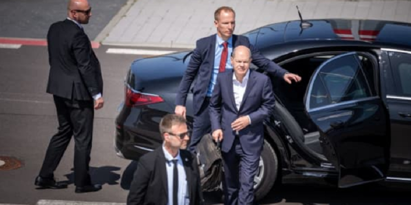 Olaf Scholz minimalizează, la Tallinn, o breşă în securitatea sa personală, după ce un bărbat l-a luat în braţe, miercuri, pe aeroportul din Frankfurt. Bărbatul era drogat, dezvăluie Der Spiegel