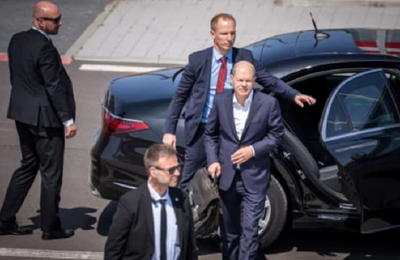 Olaf Scholz minimalizează, la Tallinn, o breşă în securitatea sa personală, după ce un bărbat l-a luat în braţe, miercuri, pe aeroportul din Frankfurt. Bărbatul era drogat, dezvăluie Der Spiegel