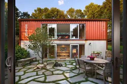 Locuinta moderna amenajata din containere