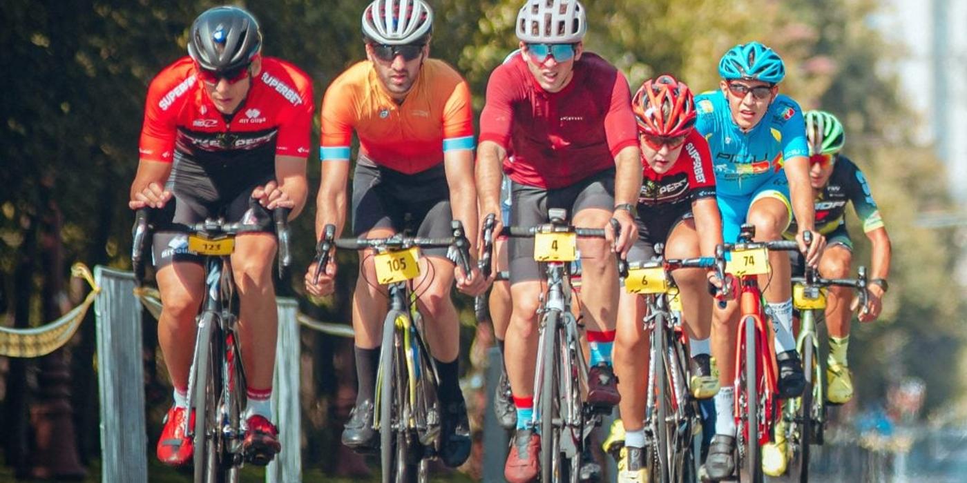 400 de voluntari pentru sărbătoarea ciclismului din București. Ce înseamnă să ajuți fără a primi niciun ban? „Te face să dai tot ceea ce este mai bun în tine”