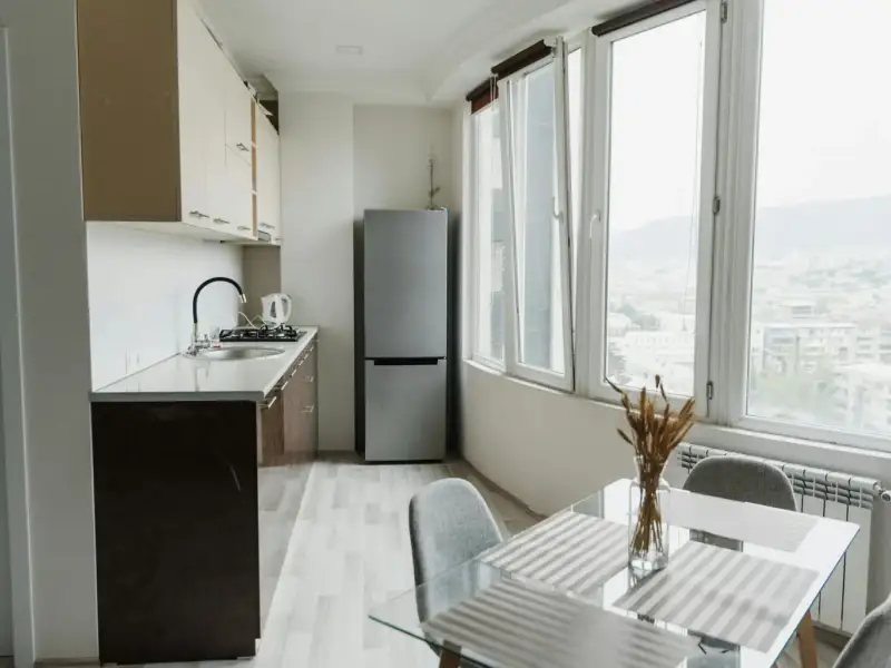 Cum să maximizezi spațiul într-o bucătărie mică cu ajutorul mobilierului