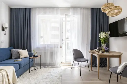 Studio de 31 mp luminos amenajat in tonuri neutre cu accente de albastru