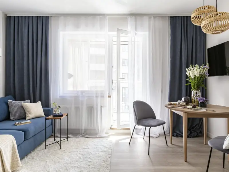 Studio de 31 mp luminos amenajat in tonuri neutre cu accente de albastru