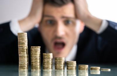 Românii sunt bombardați de scumpiri în prima zi a anului 2023: carburanți, credite, RCA