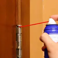 Uși silențioase: Soluții eficiente pentru scârțâituri enervante