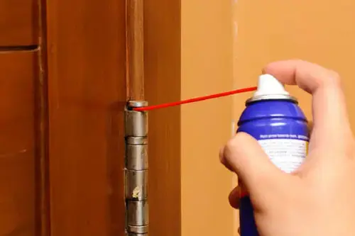 Uși silențioase: Soluții eficiente pentru scârțâituri enervante