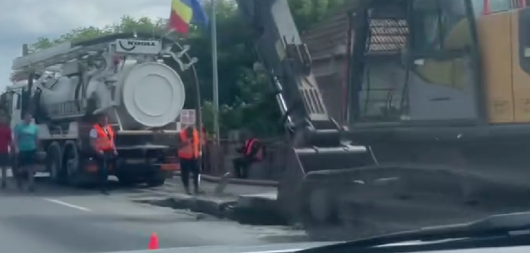 Atenție! Se circulă cu dificultate în Florești din cauza unei avarii la canalizare