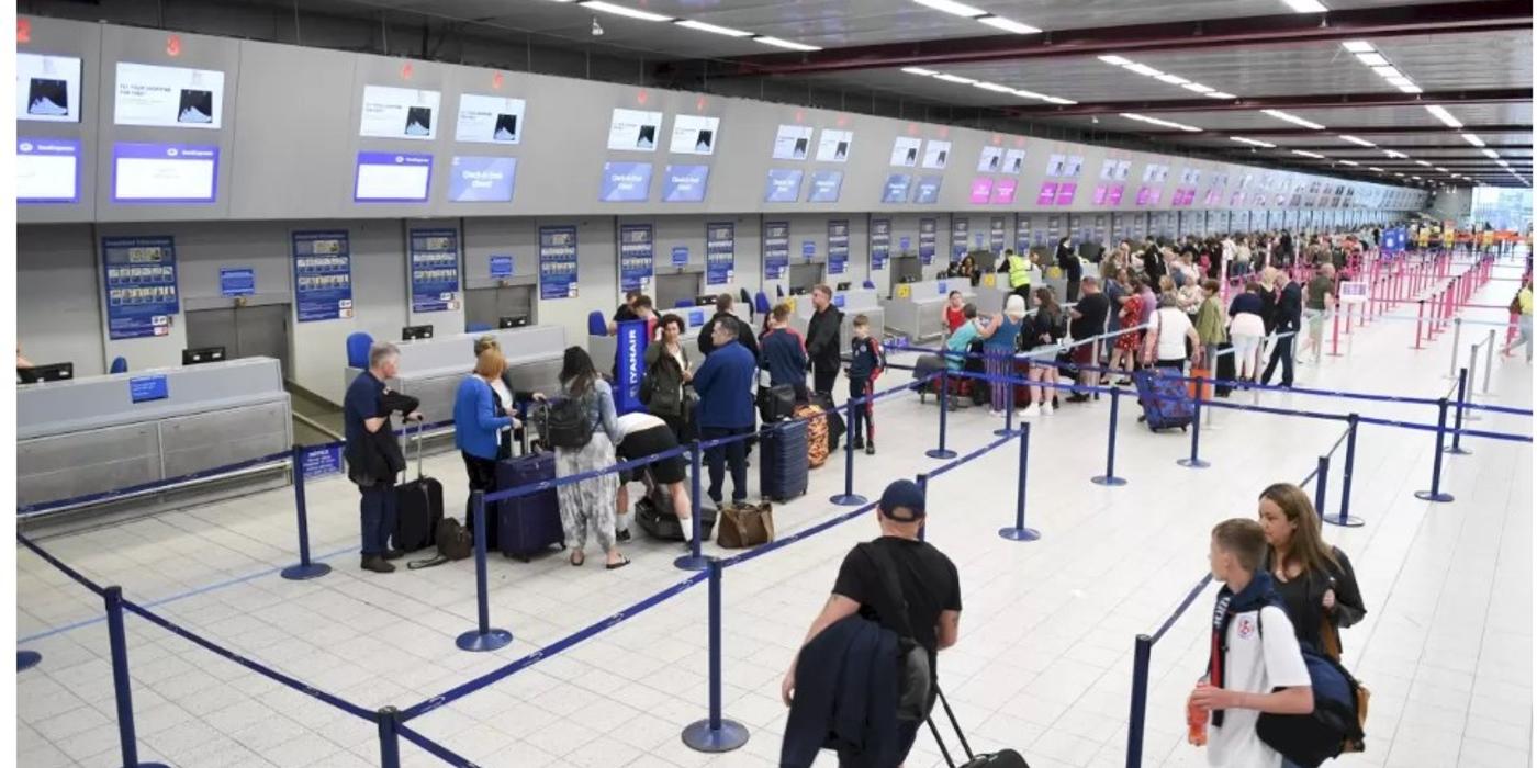 Pe aeroportul Otopeni au fost descoperite persoane care au falsificat procuri notariale, de care au nevoie minorii când ies din țară