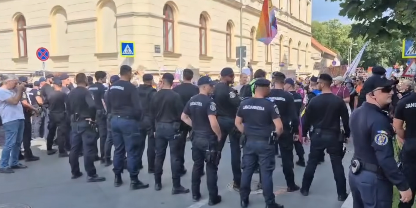 VIDEO Jandarmii au făcut un scut uman și au oprit marșul LGBT din Oradea. La manifestația ilegală a participat ambasadoarea Olandei Unii dintre participanți au fost sancționați