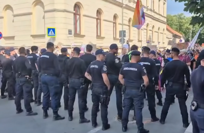 VIDEO Jandarmii au făcut un scut uman și au oprit marșul LGBT din Oradea. La manifestația ilegală a participat ambasadoarea Olandei Unii dintre participanți au fost sancționați