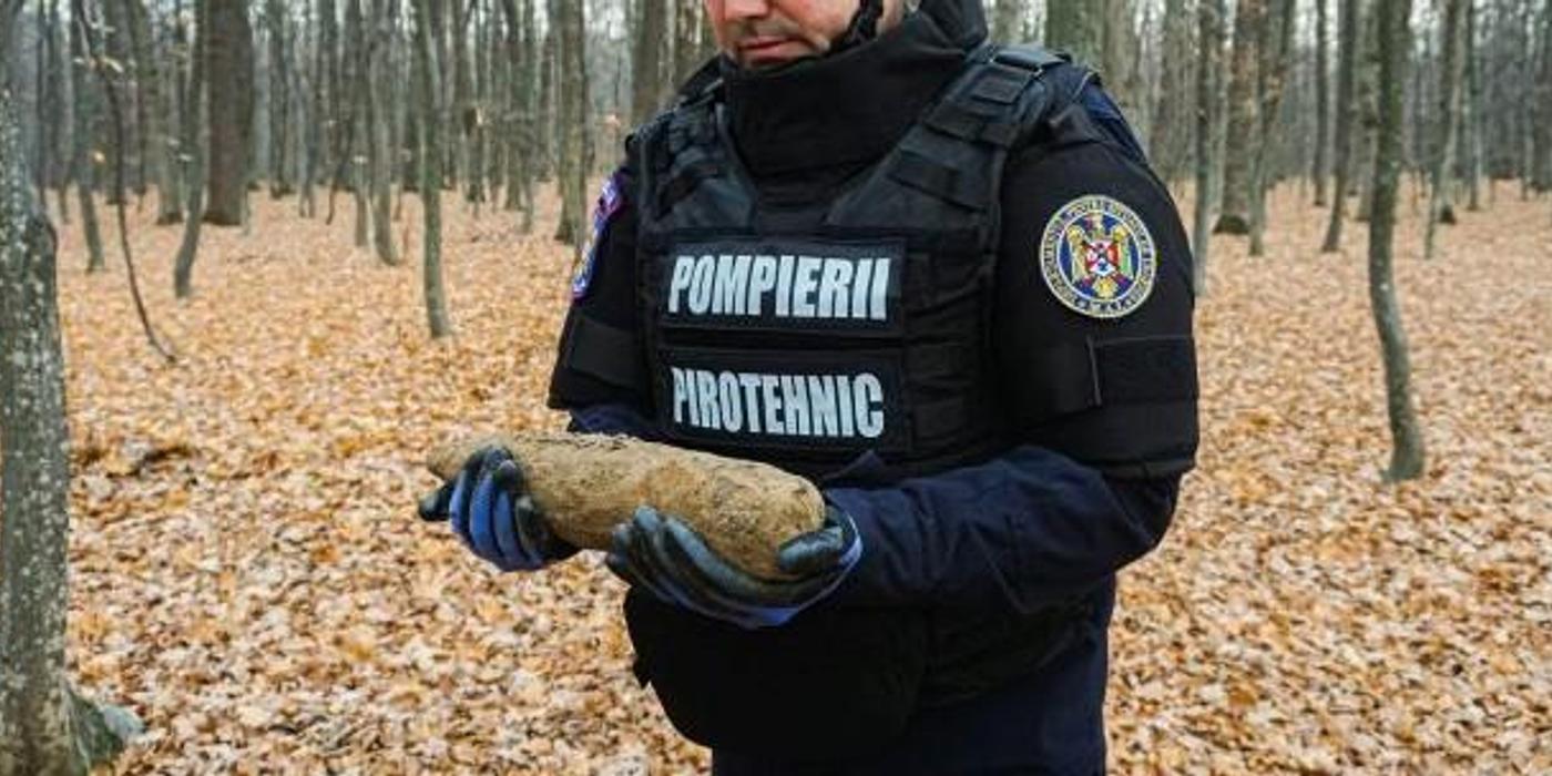 Proiectil neexplodat, rămas de pe urma celui de-al Doilea Război Mondial, găsit în pădurea Făget