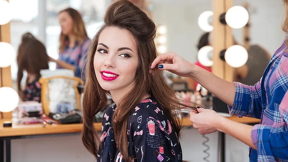 Revoluție în domeniul esteticii: saloanele de înfrumusețare integrează inteligența artificială pentru un look fără surprize