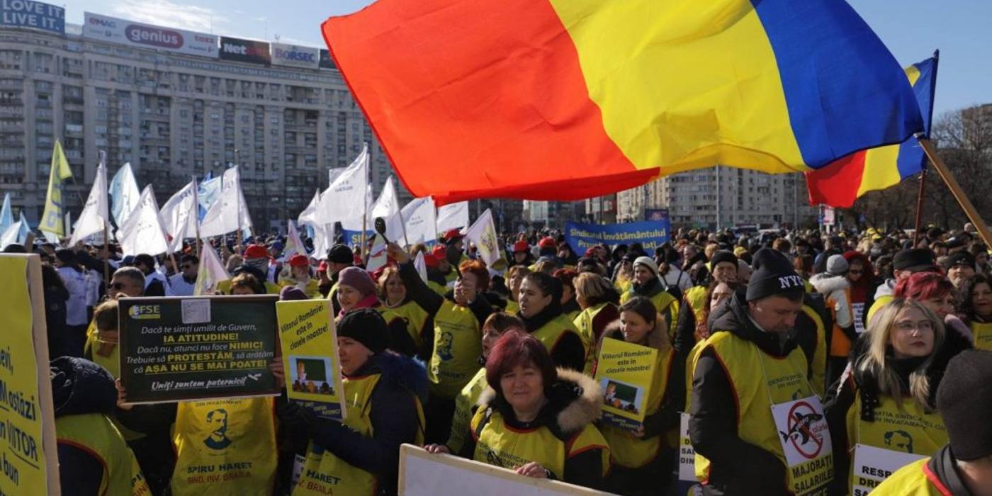 Federaţiile din Educaţie au ieșit în stradă și au protestat în fața Guvernului: „Mereu sacrificați, niciodată respectați. Vrem salarii decente”