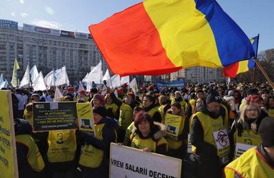 Federaţiile din Educaţie au ieșit în stradă și au protestat în fața Guvernului: „Mereu sacrificați, niciodată respectați. Vrem salarii decente”