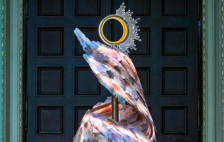 ”METAMORPHOSIS”, bradul realizat de echipa UNTOLD, a fost cel mai licitat brad din cadrul Festivalului Brazilor de Crăciun