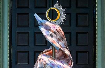 ”METAMORPHOSIS”, bradul realizat de echipa UNTOLD, a fost cel mai licitat brad din cadrul Festivalului Brazilor de Crăciun