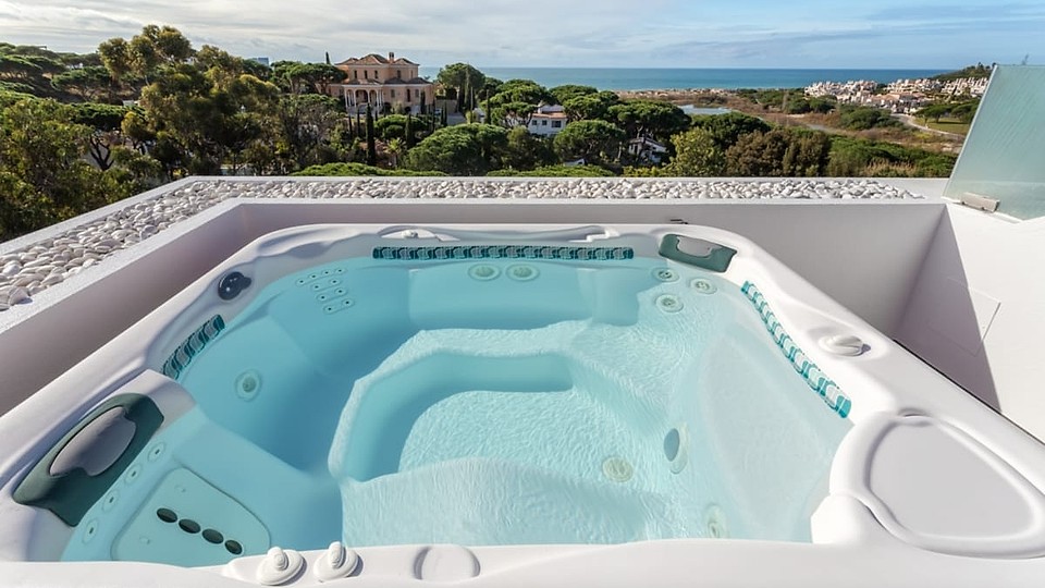 Instalarea corectă a unui jacuzzi de exterior. Ce trebuie să știi înainte?