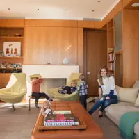 Amenajarea creativa a unui apartament utilizand accente simple din lemn