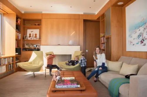 Amenajarea creativa a unui apartament utilizand accente simple din lemn