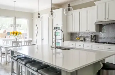 Cum amenajezi bucătăria perfectă: ghid complet de la design la electrocasnice