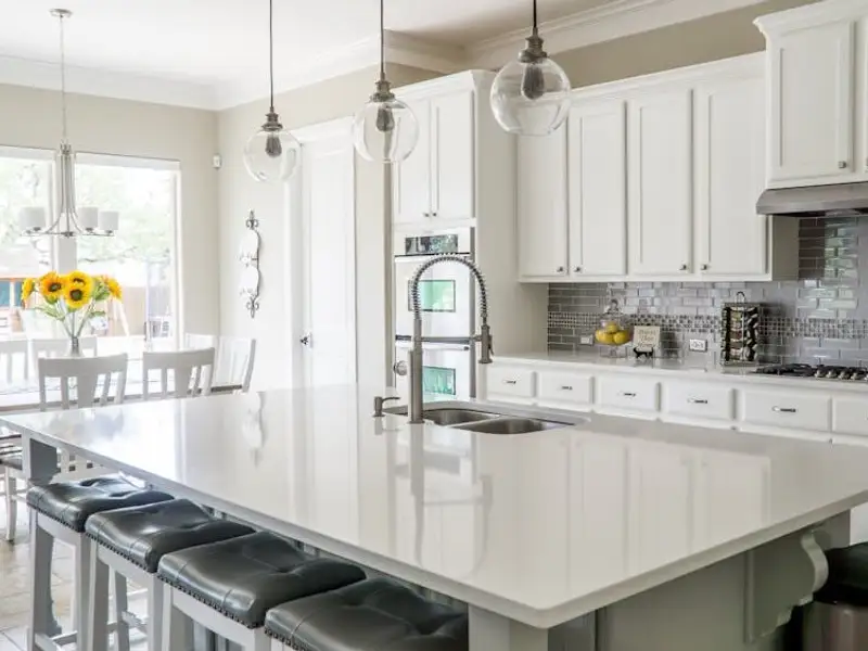 Cum amenajezi bucătăria perfectă: ghid complet de la design la electrocasnice