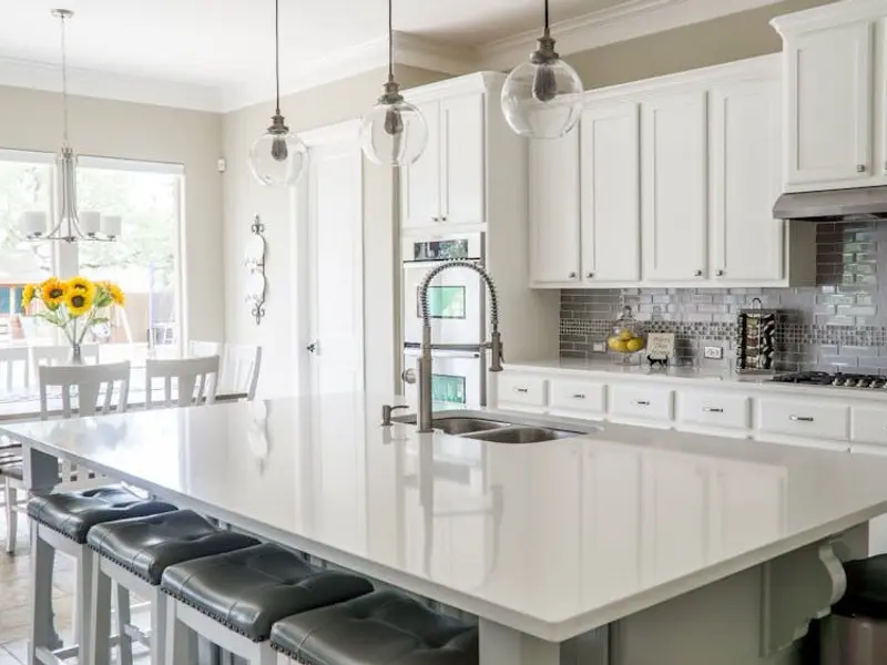 Cum amenajezi bucătăria perfectă: ghid complet de la design la electrocasnice