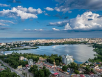Flux și reflux pe harta ospitalității: Constanța devine polul turistic național în 2026, în timp ce destinațiile montane pierd vizitatori