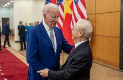 Cu ochii pe China, la jumătate de secol de la conflictul lor sângeros, SUA încheie cu Vietnamul un parteneriat istoric în timpul vizitei lui Joe Biden la Hanoi