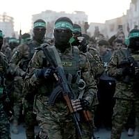 Demonstrație de forță a grupării Hamas. Mesajul liderilor după ce luptători mascați și înarmați au ieșit din tuneluri pe străzile din Gaza