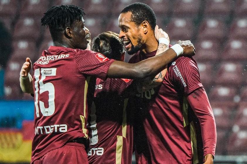 CFR Cluj s-ar fi înțeles cu Slavia Praga pentru transferul atacantului Emmanuel Yeboah. Ghanezul ar urma să fie prezentat la gruparea cehă în următoarele zile.