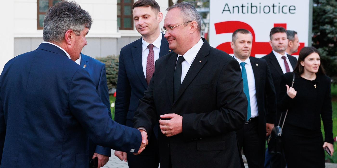 Ciucă: Industria farmaceutică este strategică pentru sănătatea populaţiei, cât şi pentru sistemul naţional de apărare, iar compania Antibiotice Iaşi a susţinut constant în acest sens politicile publice ale Guvernului