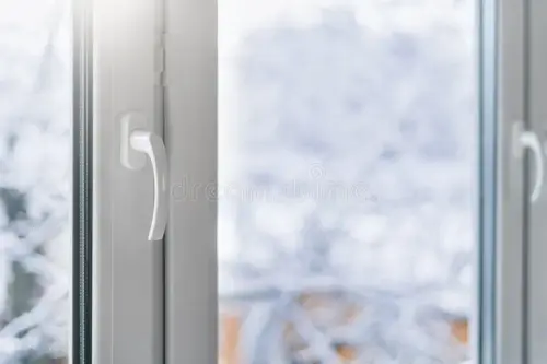 Ferestre și uși: cum să le protejezi de frig și să reduci pierderile de căldură