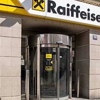Raiffeisen Bank se retrage de pe piaţă. Lovitură devastatoare pentru milioane de clienţi, ce se întâmplă cu banii lor