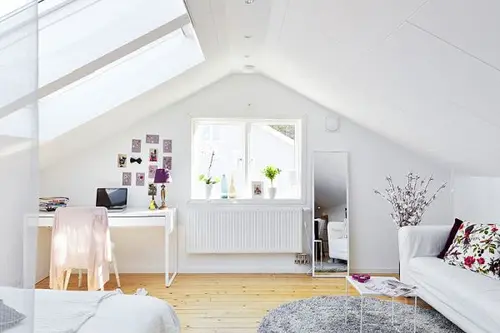 Apartament la mansarda o amenajare boema in stil scandinav