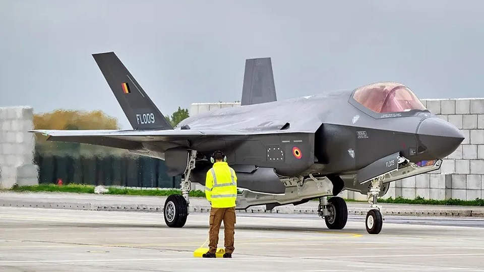 Avioane americane de luptă traversează Europa. Rusia exersează evacuarea comandamentului militar