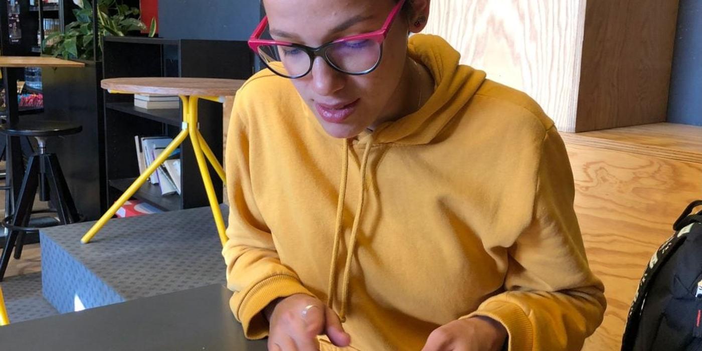 PORTRET. O poveste despre perseverență și încredere. Tânăra care s-a întors ca educatoare în centrul de plasament în care a crescut. „Vreau să le transmit copiilor că nu este vina lor”