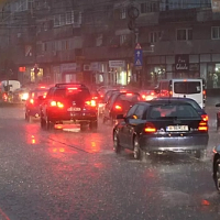 Se răcește vremea în București și vin și ploile, de la jumătatea săptămânii.