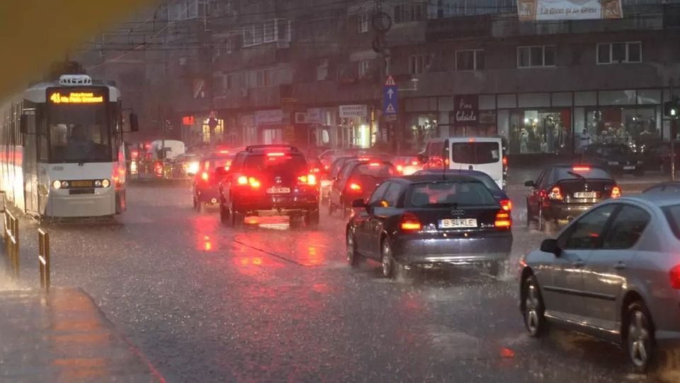 Se răcește vremea în București și vin și ploile, de la jumătatea săptămânii.