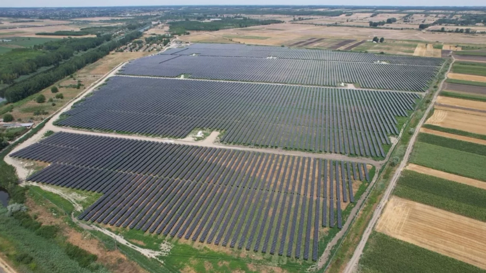 HELLENiQ ENERGY marchează debutul operațional în România: Primele parcuri fotovoltaice au fost conectate la rețea