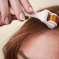 Derma roller pentru creșterea părului: cum funcționează și când dă rezultate, potrivit specialiștilor