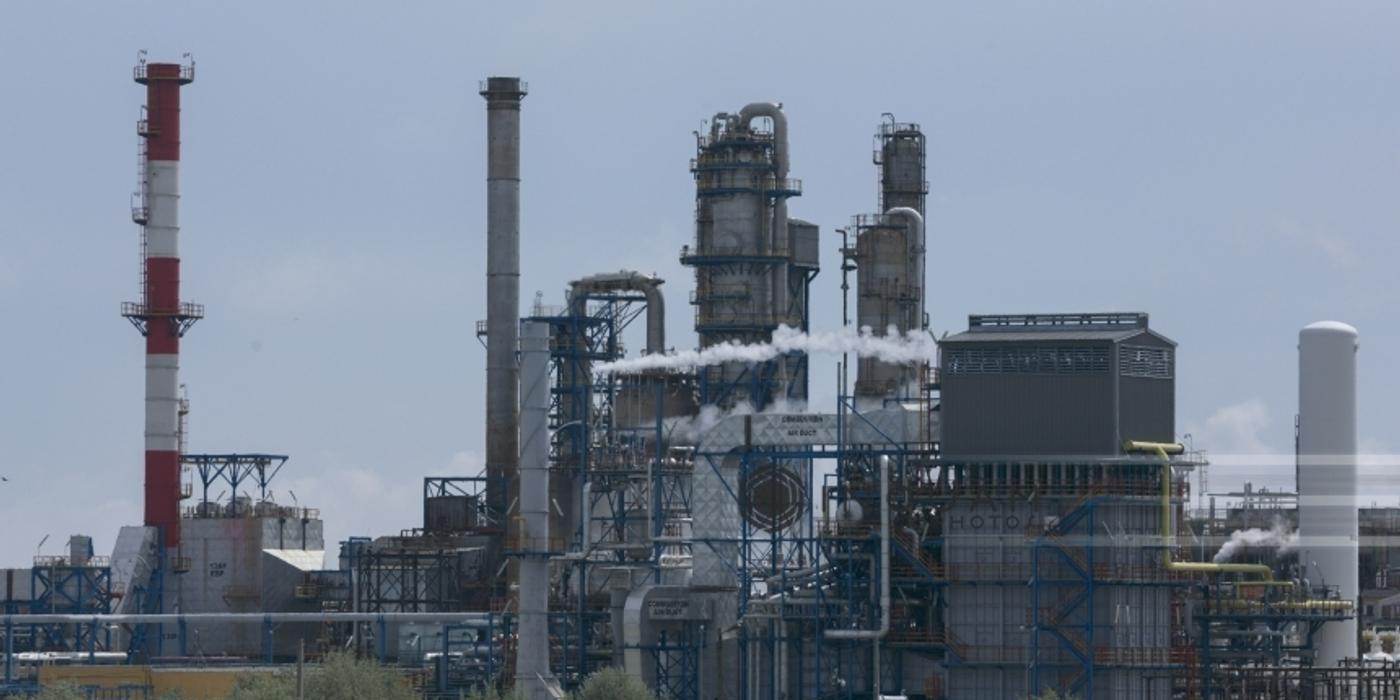 Garda de Mediu Prahova a dat noi amenzi rafinăriilor din zona municipiului Ploieşti, în urma numeroaselor reclamaţii privind mirosul greu de suportat din oraş