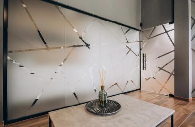 Amenajări interioare cu sticlă securizată. 10 Idei inovatoare