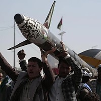 Război Iran. Rebelii Huthi din Yemen amenință că închid Marea Roșie. „Șoc petrolier” fără precedent