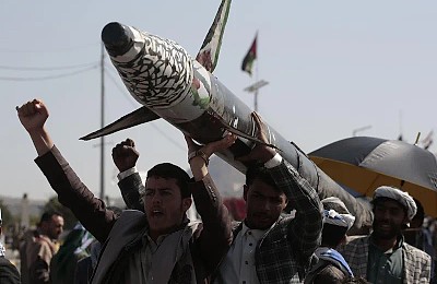 Război Iran. Rebelii Huthi din Yemen amenință că închid Marea Roșie. „Șoc petrolier” fără precedent