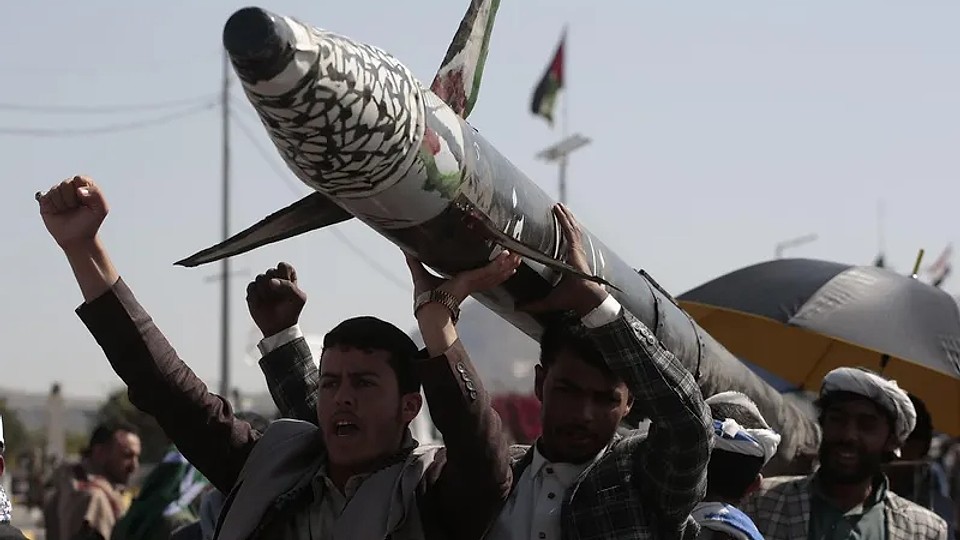Război Iran. Rebelii Huthi din Yemen amenință că închid Marea Roșie. „Șoc petrolier” fără precedent