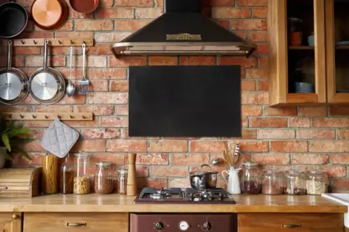 Bucătăria rustică cu un twist modern: Combinarea elementelor tradiționale cu accente moderne pentru un look autentic și elegant