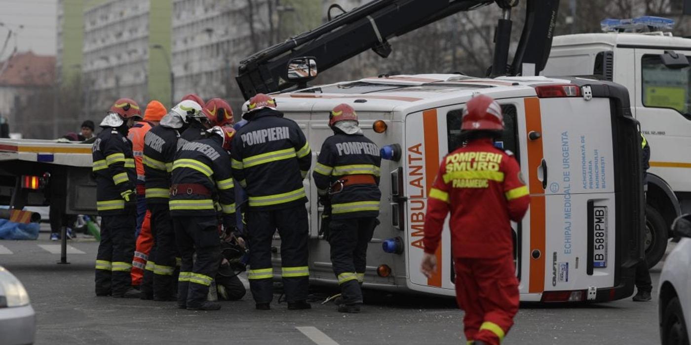 O ambulanță care transporta un pacient s-a răsturnat în centrul Bucureștiului după ce a fost lovită