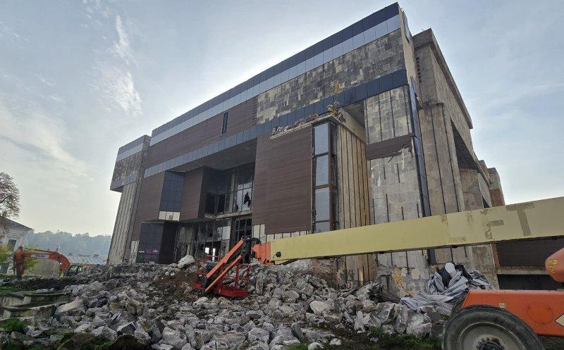 Au început lucrările de demolare a clădirii Casei de Cultură din Turda