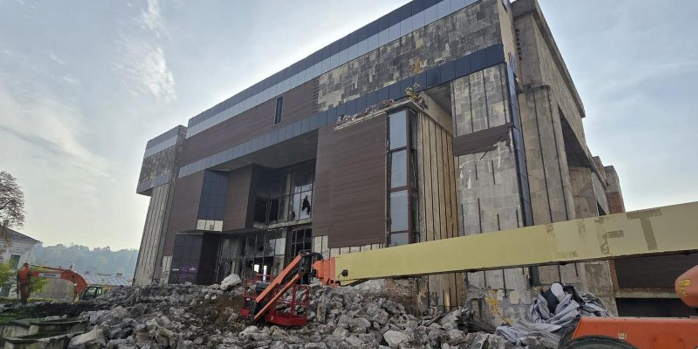 Au început lucrările de demolare a clădirii Casei de Cultură din Turda