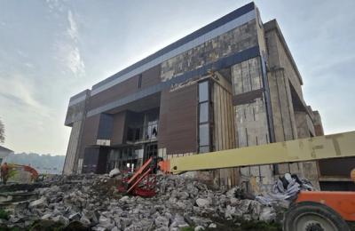 Au început lucrările de demolare a clădirii Casei de Cultură din Turda